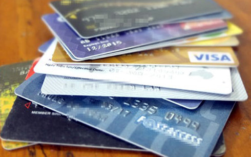 Nhiều phản ánh, khiếu nại của người tiêu dùng liên quan đến thẻ tín dụng. Ảnh minh họa: KT