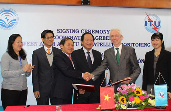 Cục trưởng Cục Tần số vô tuyến điện Đoàn Quang Hoan và Cục trưởng Cục Thông tin vô tuyến - ITU tại lễ ký kết thỏa thuận hợp tác.