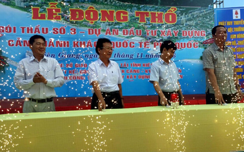 Lãnh đạo tỉnh Kiên Giang bấm nút động thổ gói thầu số 3 Cảng hành khách Quốc tế Phú Quốc.