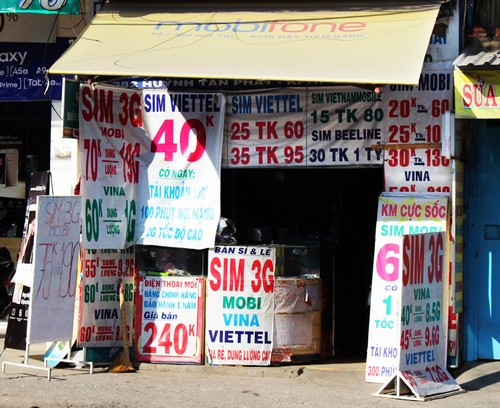 Một cửa hàng bán sim rác trên đường Huỳnh Tấn Phát. Khi hỏi mua, hầu hết các sim không còn được khuyến mãi như quảng cáo treo ngoài cửa hàng.