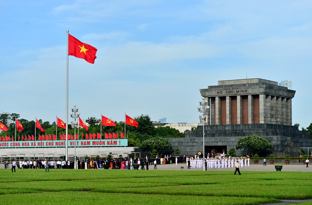 Lăng Chủ tịch Hồ Chí Minh mở cửa trở lại đón người dân tới viếng từ ngày 6/12/2016.