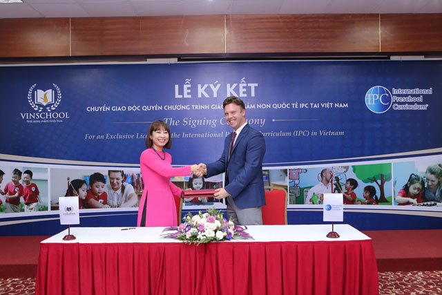 Bà Lê Thị Thu Huyền, Giám đốc khối mầm non Vinschool và ông Peter De Beer, Giám đốc điều hành IPC  trao đổi bản ký kết chuyển giao độc quyền chương trình tại Việt Nam
