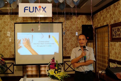 Hiệu trưởng Nguyễn Thành Nam trong buổi khai giảng Đại học FUNiX.