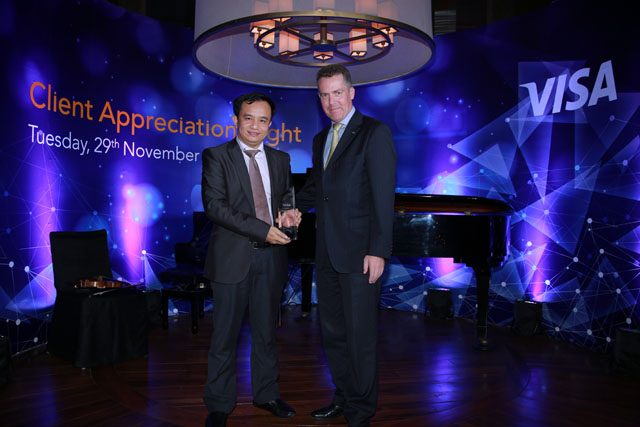 Ông Đặng Công Hoàn, Giám đốc Phát triển Sản phẩm kiêm Giám đốc Kinh doanh Thẻ - ngân hàng Techcombank (đứng thứ 2 từ phải sang) nhận giải thưởng từ Tổ chức thẻ quốc tế Visa.