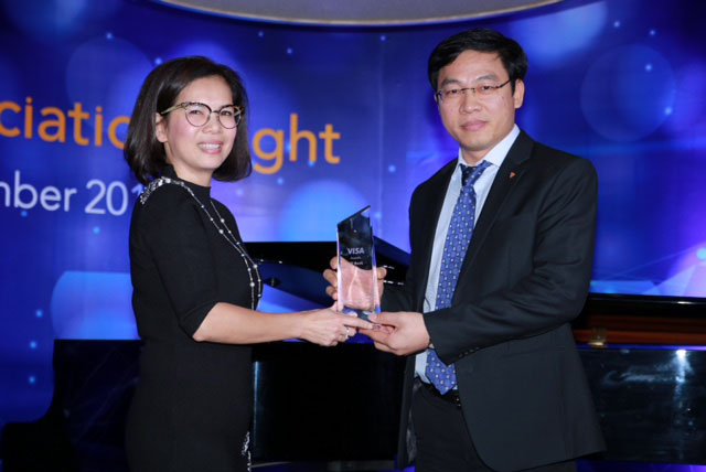 Ông Đinh Văn Chiến Phó Tổng Giám đốc - Giám đốc Khối ngân hàng cá nhân của TPBank thay mặt ngân hàng nhận giải thưởng từ Visa