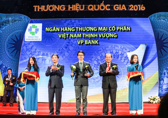 Đại diện VPBank (đứng giữa) nhận biểu trưng thương hiệu Quốc gia