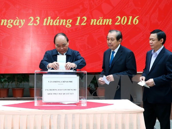 Thủ tướng Nguyễn Xuân Phúc và các Phó Thủ tướng Chính phủ ủng hộ đồng bào Nam Trung Bộ. (Ảnh: Thống Nhất/TTXVN)