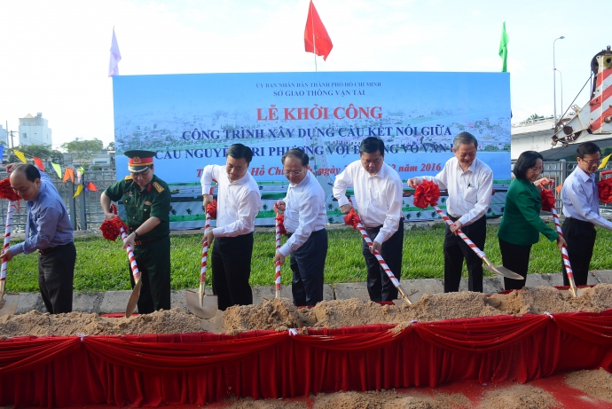 Lễ khởi công xây dựng kết nối giữa cầu Nguyễn Tri Phương với đường Võ Văn Kiệt. Ảnh Đỗ Loan 