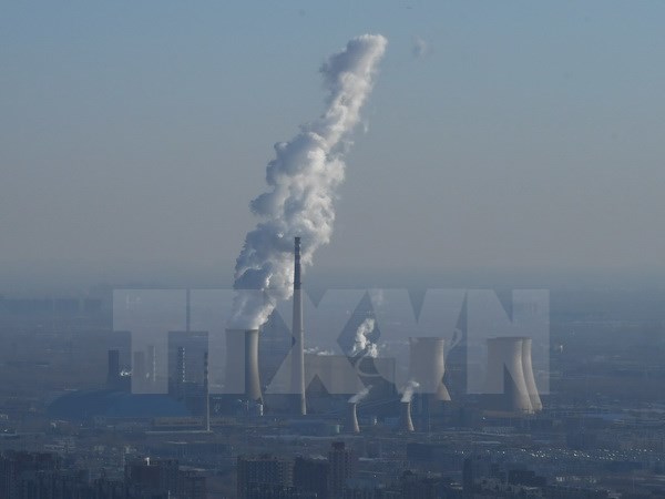 Khí thải từ một nhà máy gây ô nhiễm không khí ở ngoại ô Bắc Kinh, Trung Quốc. Nguồn: AFP/TTXVN