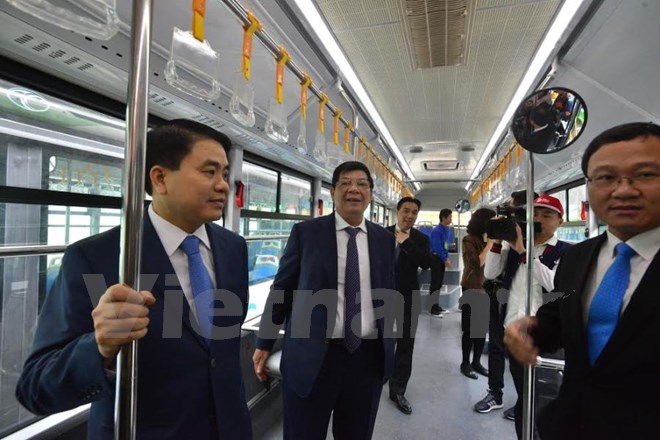 Lãnh đạo Ủy ban Nhân dân thành phố Hà Nội và Ủy ban An toàn giao thông Quốc gia trải nghiệm trên tuyến buýt nhanh BRT đầu tiên. (Ảnh: Việt Hùng/Vietnam+)