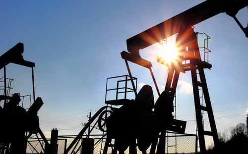 Giá dầu thế giới tăng trong khi đồng USD giảm. Ảnh minh họa: Forbes