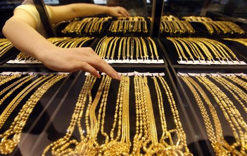 Giá vàng được dự báo giảm 8% trong năm 2017. Ảnh: Reuters