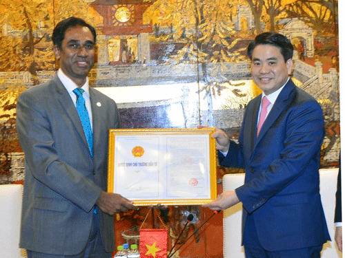 Chủ tịch Hà Nội Nguyễn Đức Chung trao quyết định mở rộng đầu tư cho ông Vamsi Moha, Chủ tịch Coca-Cola Indochina và Myanmar