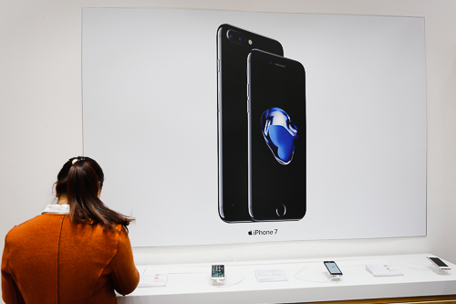  Giá iPhone 7 và 7 Plus giảm nhẹ một vài trăm nghìn đồng.