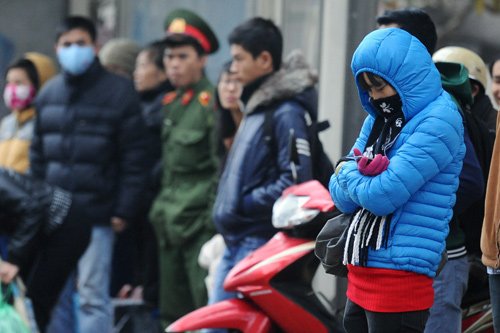 Tại Hà Nội, người dân phải choàng áo và khăn ấm khi ra phố.