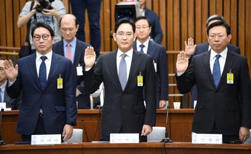  Lãnh đạo SK Group, Samsung và Lotte tại phiên điều trần tháng 12 năm ngoái. Ảnh: AFP