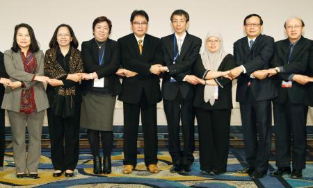 Các quan chức cao cấp của 16 quốc gia châu Á - Thái Bình Dương tham gia đàm phán RCEP tại Kobe. Ảnh: Kyodo