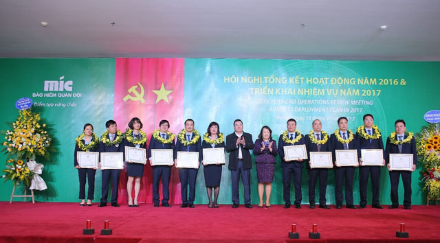 Ông Uông Đông Hưng, Phó Tổng giám đốc MB, Chủ tịch HĐQT MIC và bà Vũ Thị Hải Phượng, Trưởng Ban Kiểm soát MB trao bằng khen cho các đơn vị kinh doanh xuất sắc MIC 2016