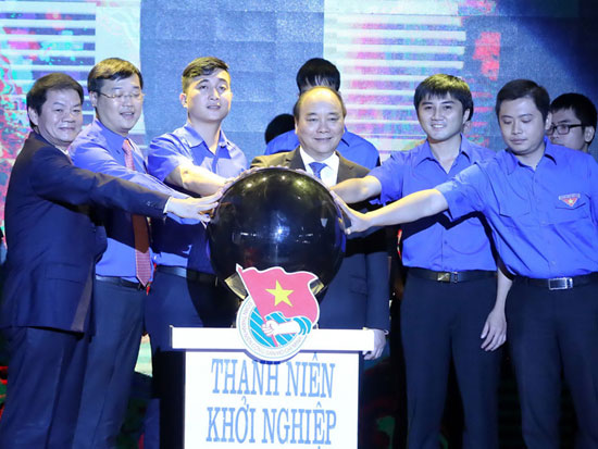  Thủ tướng Nguyễn Xuân Phúc bấm nút khởi động chương trình thanh niên khởi nghiệp