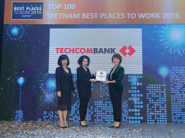 Đại diện Techcombank nhận chứng nhận từ Ban tổ chức