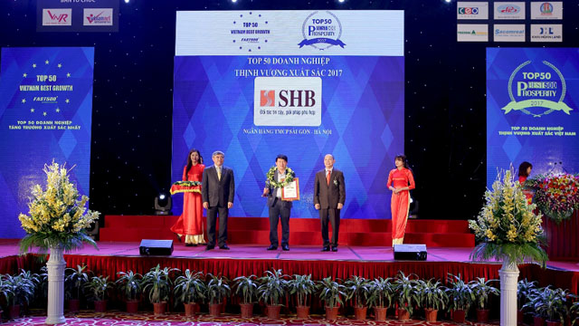 Đại diện SHB nhận danh hiệu từ Ban tổ chức