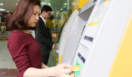 Khách hàng giao dịch tại cây ATM 
