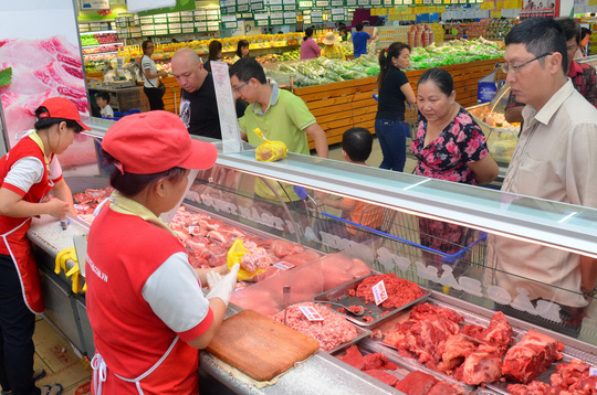 Việc các hộ chăn nuôi tăng đàn để xuất khẩu sang Trung Quốc, bất chấp những cảnh báo từ Bộ Công thương đã khiến nguồn cung thịt hiện đã vượt quá nhu cầu trong nước.