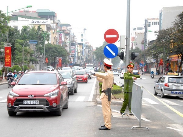 Lực lượng cảnh sát giao thông làm nhiệm vụ phân luồng giao thông trên tuyến đường Kim Mã, Hà Nội. (Ảnh: Quang Quyết/TTXVN)