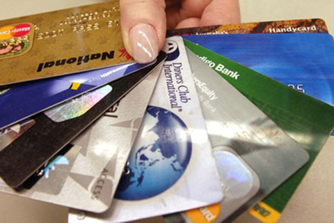  Theo các chuyên gia ngân hàng, chỉ nên dùng thẻ tín dụng khi thu nhập hàng chục triệu đồng mỗi tháng