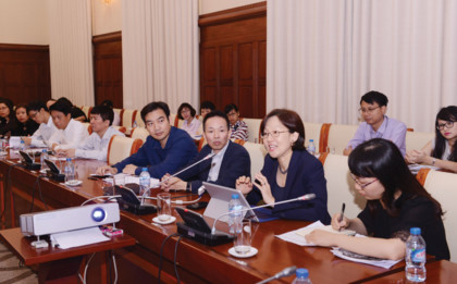 Bà Lesly Goh, lãnh đạo cao cấp khối Dịch vụ tài chính, Microsoft châu Á - Thái Bình Dương trình bày về những xu hướng ứng dụng điện toán đám mây  