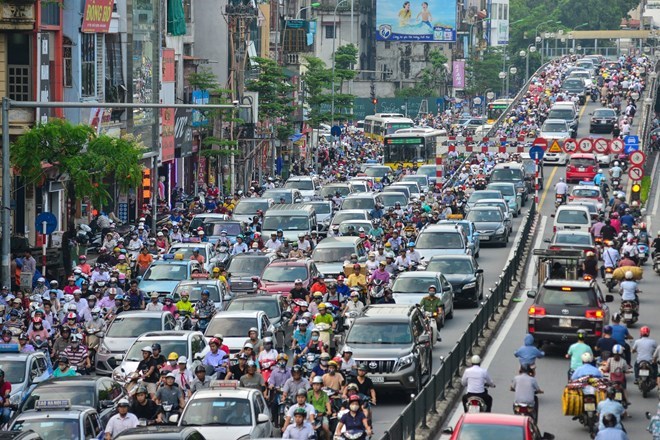 Trên nhiều tuyến phố, xe ôtô dàn hàng ngang nối đuôi nhau không còn là hình ảnh hiếm ở Hà Nội. (Ảnh: PV/Vietnam+)