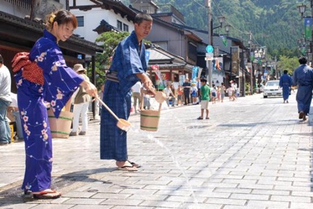  Người Nhật té nước xuống mặt đất để giảm nhiệt độ