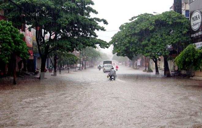 Mưa lớn gây ngập nhiều tuyến đường chính trên địa bàn thành phố Thái Nguyên. (Ảnh: Quân Trang/TTXVN) 
