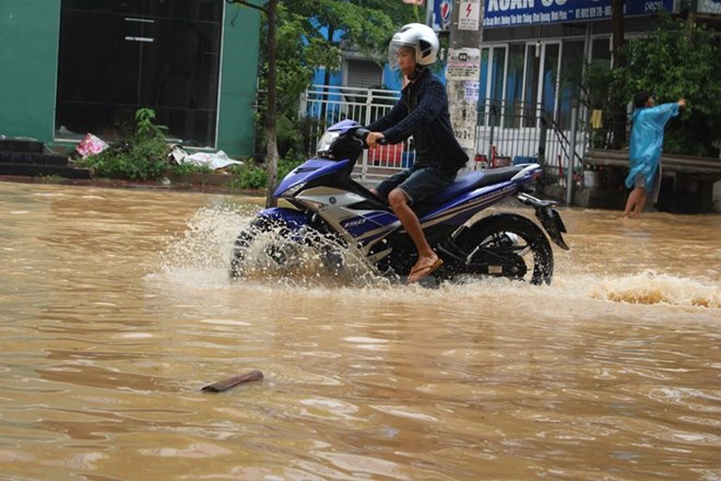 Ngập úng cục bộ tại Vĩnh Phúc sau mưa lớn. (Ảnh: Nguyễn Thảo/TTXVN) 