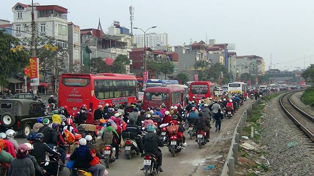 Ùn tắc giao thông thường xuyên diễn ra quanh bến xe Giáp Bát