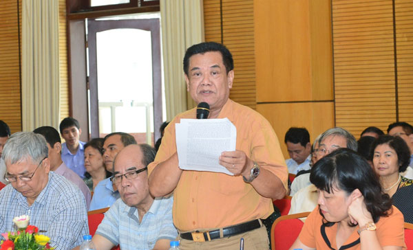  Cử tri quận Hoàn Kiếm phát biểu tại buổi tiếp xúc