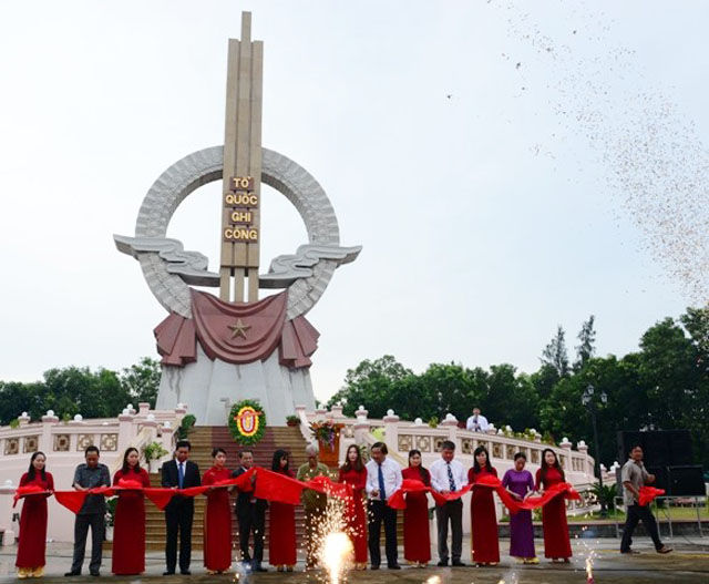 Lãnh đạo tỉnh Cà Mau cắt băng khánh thành Đài tưởng niệm các anh hùng liệt sĩ