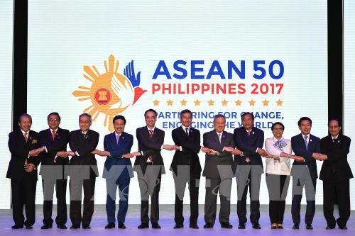 Các Ngoại trưởng ASEAN tại lễ khai mạc Hội nghị AMM lần thứ 50 ở Manila (Philippines) ngày 5/8. EPA/ TTXVN