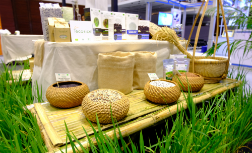  Các sản phẩm gạo hữu cơ Việt Nam được trưng bày để tìm cơ hội xuất khẩu sang Thái Lan.