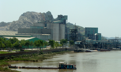 Tổng cục Môi trường (Bộ Tài nguyên và Môi trường) đã chấp thuận cho Công ty Xi măng Phúc Sơn vận hành thử nghiệm các công trình bảo vệ môi trường phục vụ vận hành dây chuyền 1 của nhà máy. 