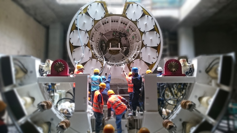 Các kỹ sư và công nhân của FECON tham gia quá trình vận hành máy TBM tại Dự án đường sắt đô thị TP. HCM tuyến số 1 (Metro Line 1) đoạn Bến Thành - Suối Tiên với 2 ống hầm đã hoàn thành vào tháng 6/2019