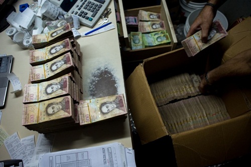 Đồng bolivar của Venezuela đang mất giá trầm trọng. Ảnh: Bloomberg