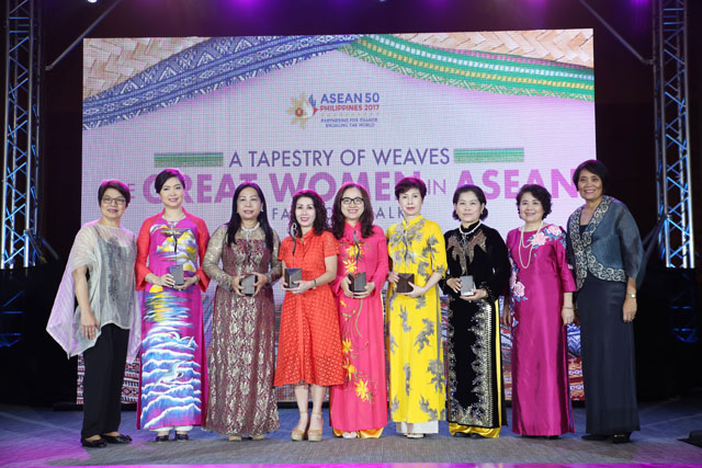 Bà Lê Thu Thủy vinh dự là một trong 10 nữ doanh nhân Việt Nam được bình chọn và trao giải thưởng 