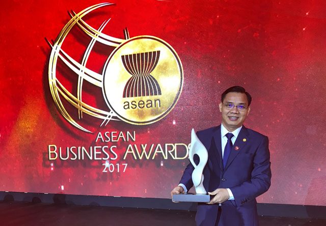 Đại diện  Tập đoàn BRG và  ngân hàng TMCP Đông Nam Á (SeABank) nhận giải thưởng