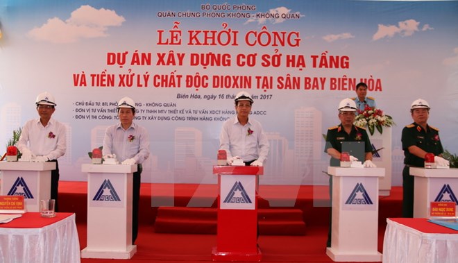 Thượng tướng Nguyễn Chí Vịnh (thứ hai từ phải sang), Thứ trưởng Bộ Quốc phòng; Bộ trưởng Bộ Lao động-Thương binh và Xã hội Đào Ngọc Dung (giữa) và các đại biểu thực hiện nghi thức khởi công Dự án. (Ảnh: Sỹ Tuyên/TTXVN)