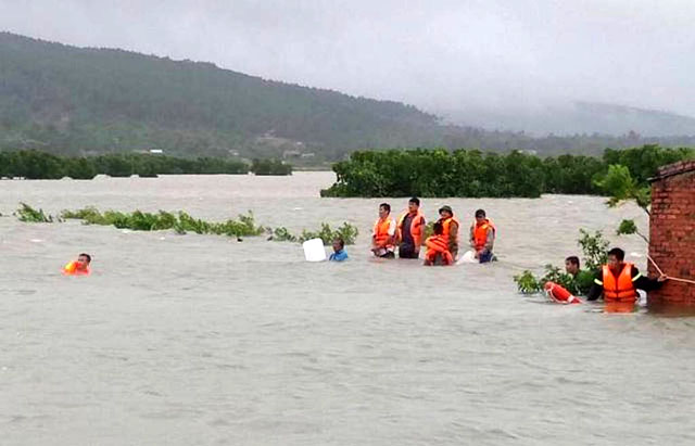 Các lực lượng chức năng tìm kiếm người bị nước lũ cuốn trôi tại  Xuân Lâm (tĩnh Gia, Thanh Hóa)