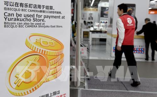 Hình ảnh đồng tiền ảo Bitcoin tại một cửa hàng ở Tokyo ngày 7/4. Ảnh: AFP/TTXVN