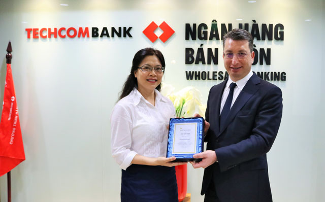 Đại diện Techcombank nhận giải thưởng Thanh toán xuất sắc từ Bank of New York Mellon