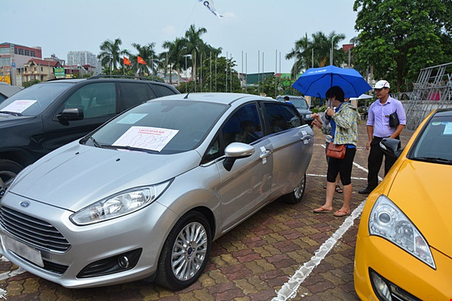 Xe cũ dù vẫn có thị trường nhưng trong cơn bão giá xe tại Việt Nam hiện nay, giá nhiều loại xe mới đã giảm mạnh, hút hết khách của xe cũ (ảnh minh hoạ)