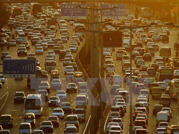  Các phương tiện lưu thông trong giờ cao điểm ở Thiên Tân, Trung Quốc. (Nguồn: AFP/TTXVN)